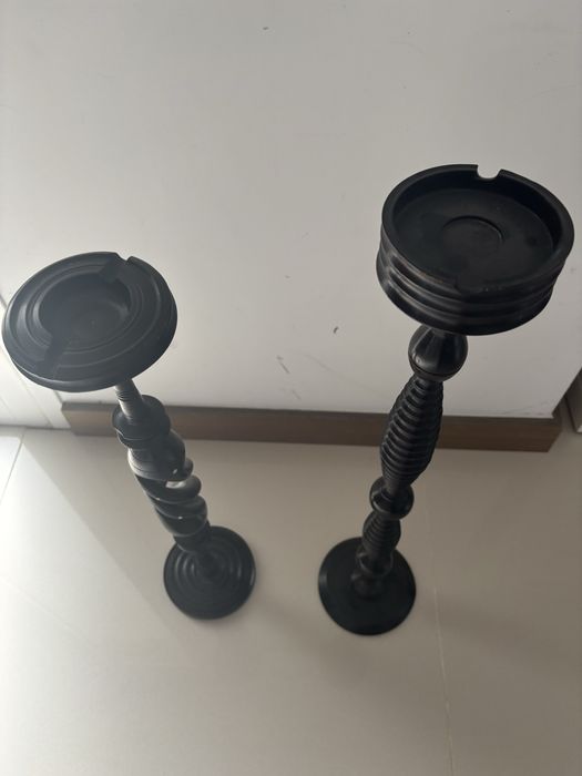 Cinzeiros em pau preto de pé alto
