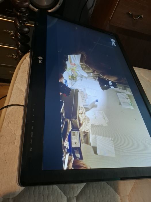Lg 32 polegadas a um preço acessível( sem pés ,estava montada na parede)