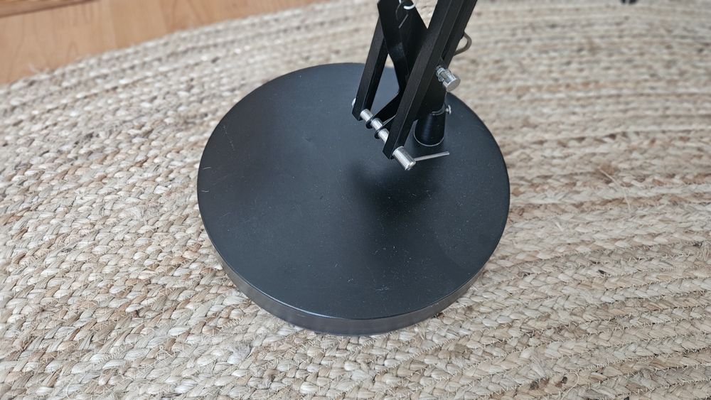 Candeiro de pé preto