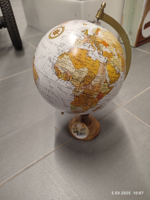 Nowa szary globus retro z drewnianą podstawką