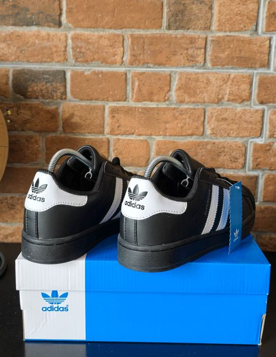 Adidas Superstar black