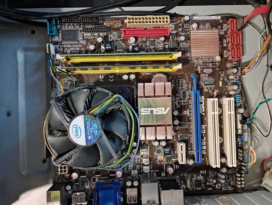 Комплект на 775: плата Asus P5QL-CM + процесор, оперативка, БЖ, корпус