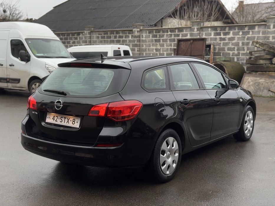 OPEL ASTRA J  2011 рік