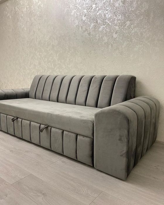 Диван сірого кольору
