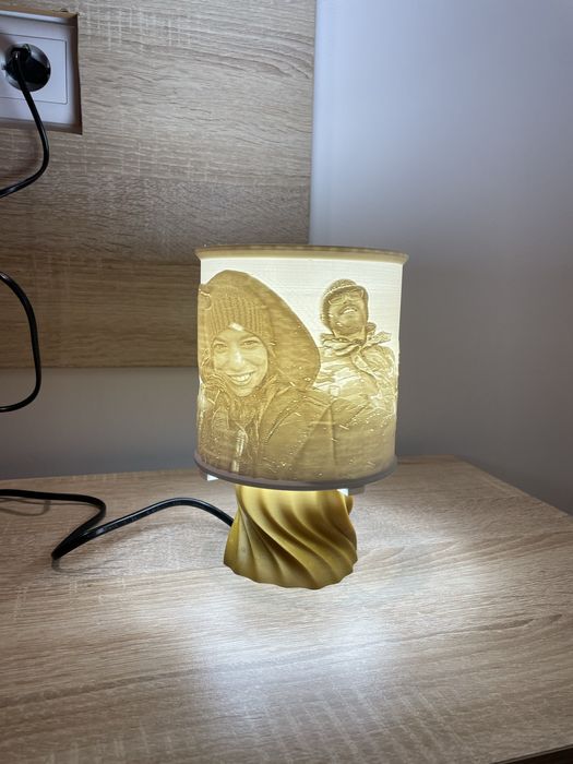 Candeeiro com fotos gravadas em 3D