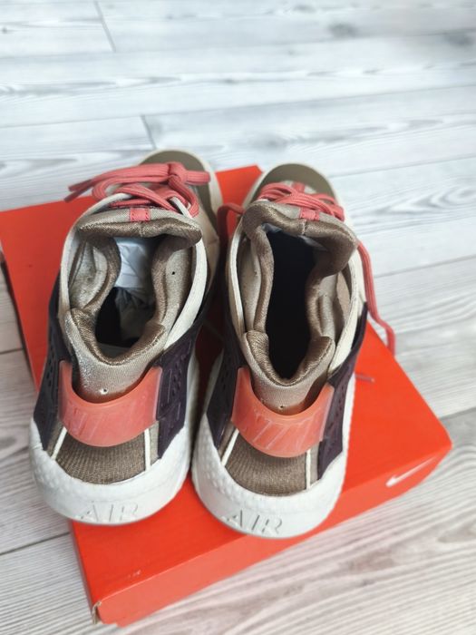 Nike Air Huarache roz.37,5
Nike Air Huarache SP Madder Root (W)