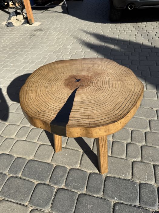 Stolik kawowy z czarna zywicą