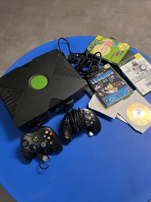 Xbox com comandos e jogos