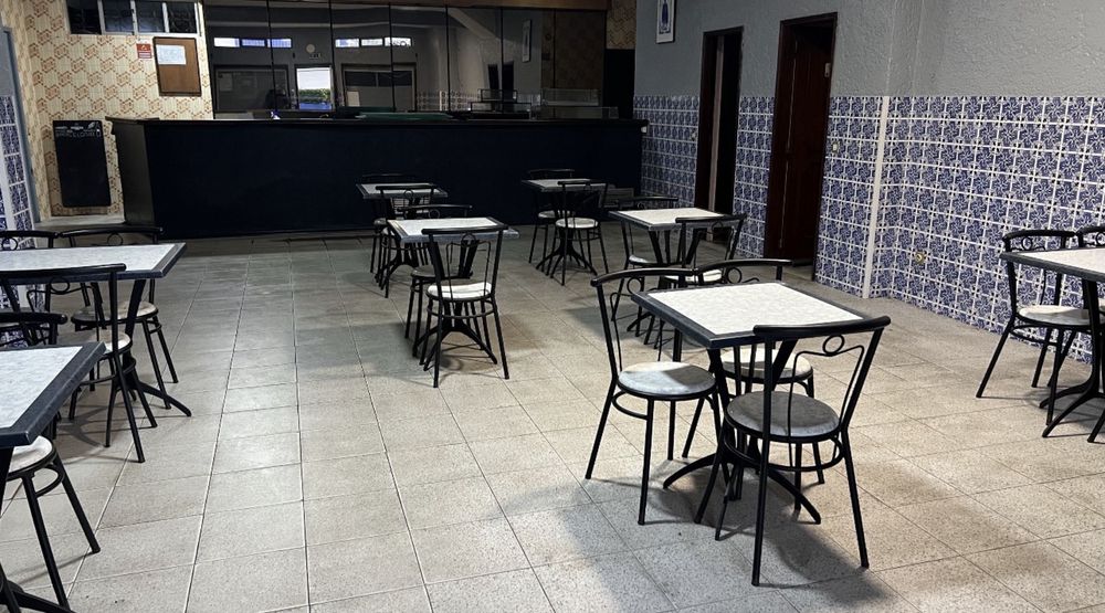 Arrenda-se espaço comercial com licença para restauração, junto à Igreja de São Pedro de Avioso (Maia).