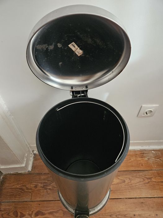 Caixote de lixo alto