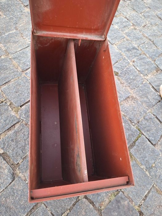 Металлический сейф с ключами