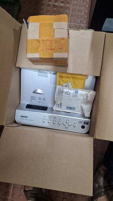 Projetor 3D de ultracurta distância Sanyo Short Throw Projector