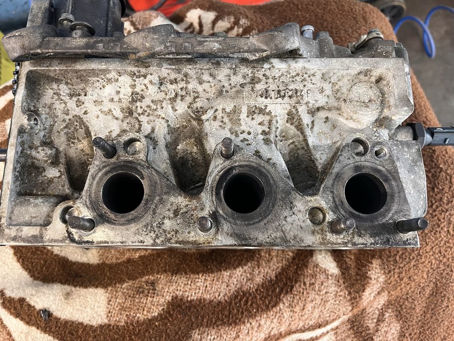 Głowica silnika kompletna silnik AWY