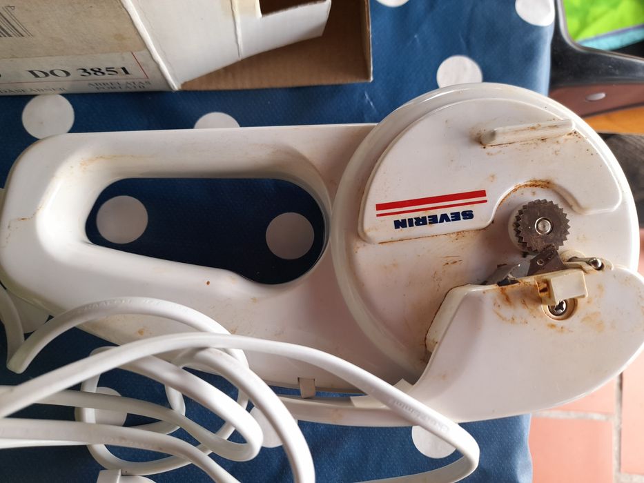 Abre latas elétrico