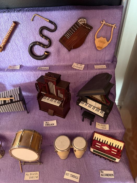 Vitrine com 45 miniaturas de instrumentos musicais