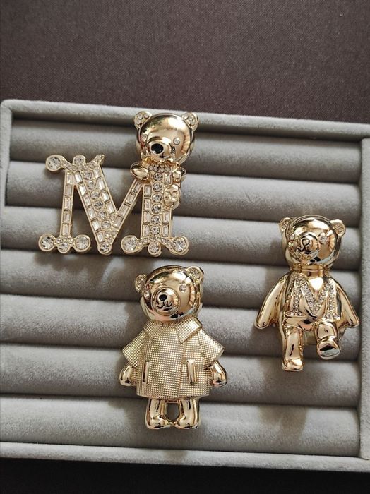 Брошки ведмедики, літера М з маркуванням Max Mara