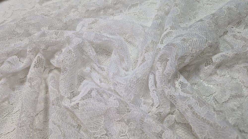 Koronka biała szer.105 cm.
