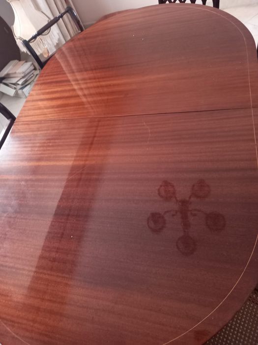 Mesa extensivel com 8 cadeiras