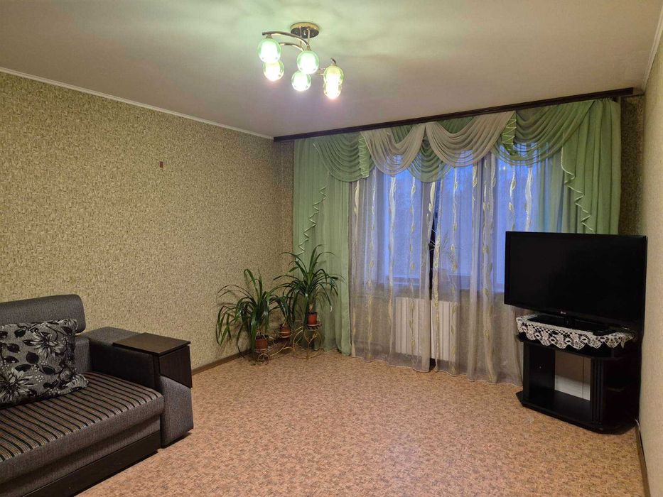 Трехкомнатная квартира на Таирова проспект Ак. Глушко К-92