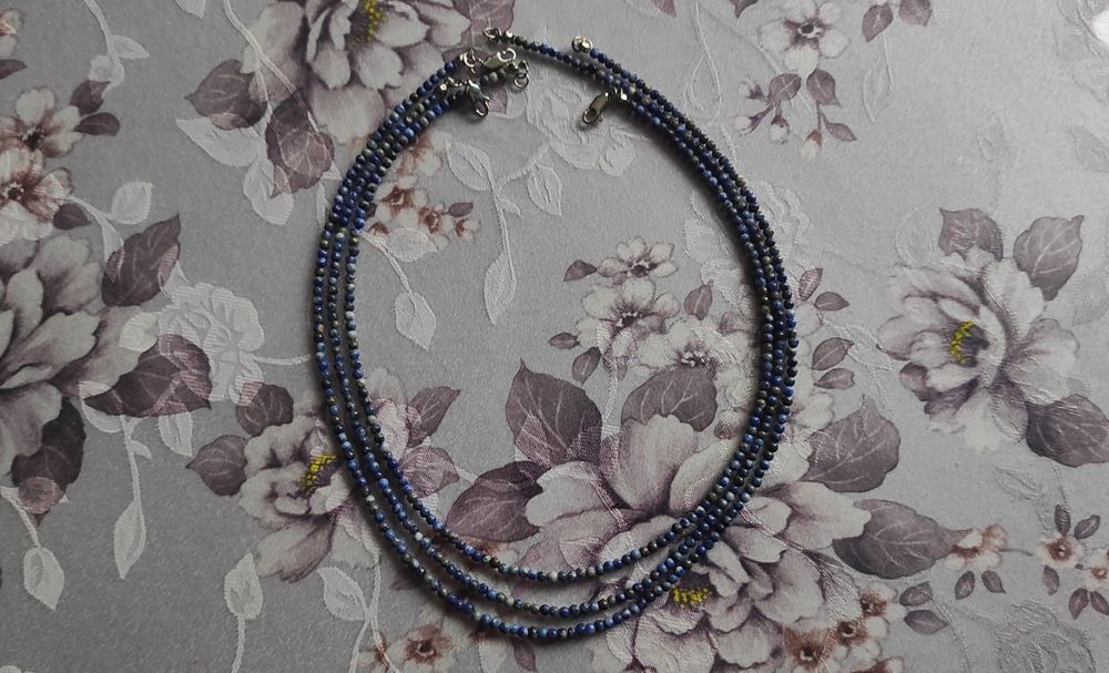 продам два  намиста з лазуритом