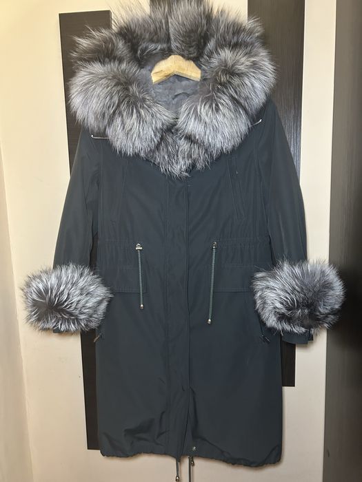 Продам парку з натуральним хутром