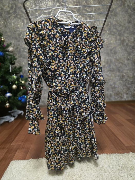 Сукня жіноча з рюшами