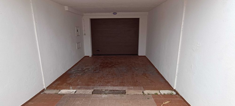 Garagem para arrendar (box) na praia do Baleal, Peniche