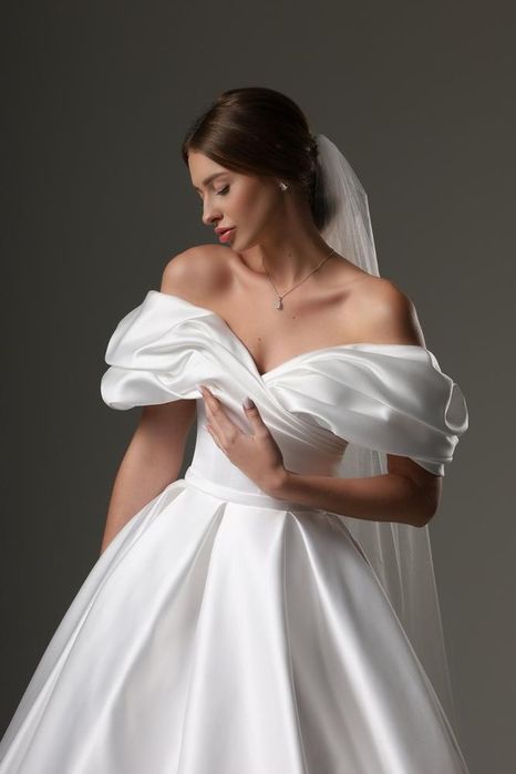 Атласна весільна сукня, елегантна та сучасна