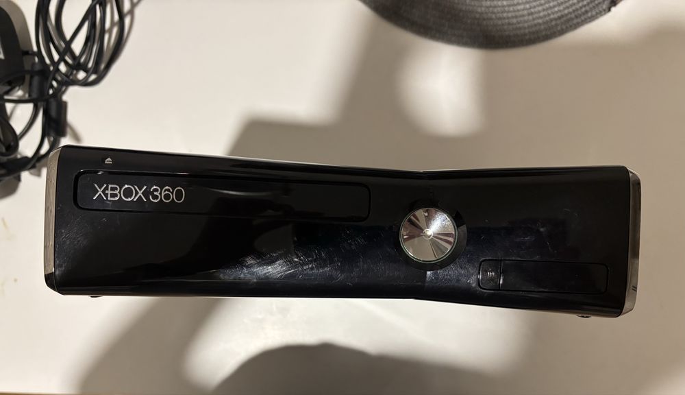 Xbox 360 + Kinect + игра (отличное состояние)