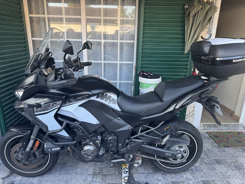 Vendo Kawasaki preta e branca , mota com revisoes srmpre feitas na M.