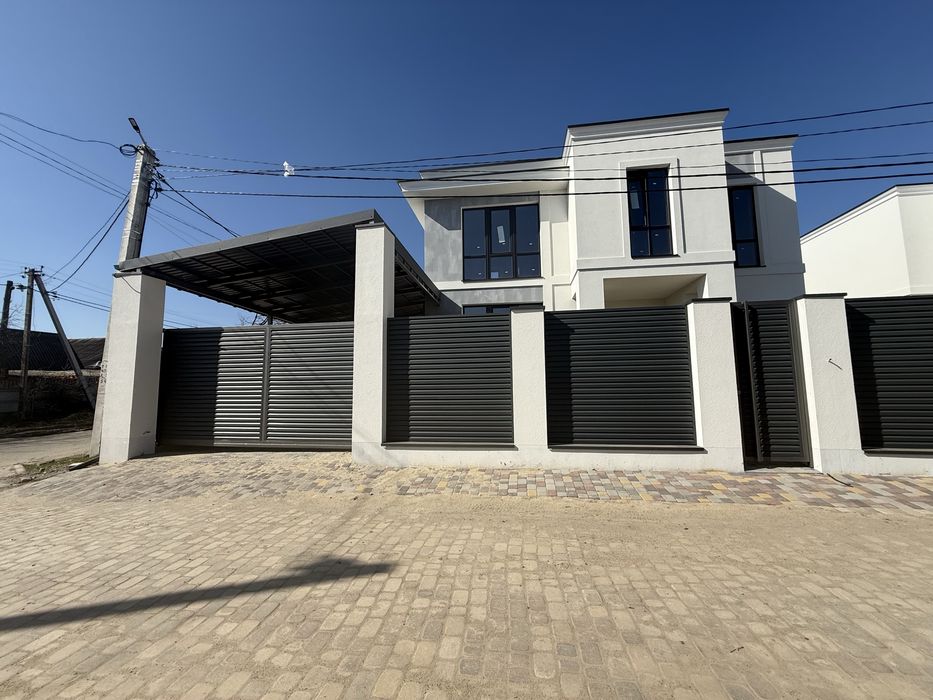 Будинок в неокласичному стилі з чистовими роботами180