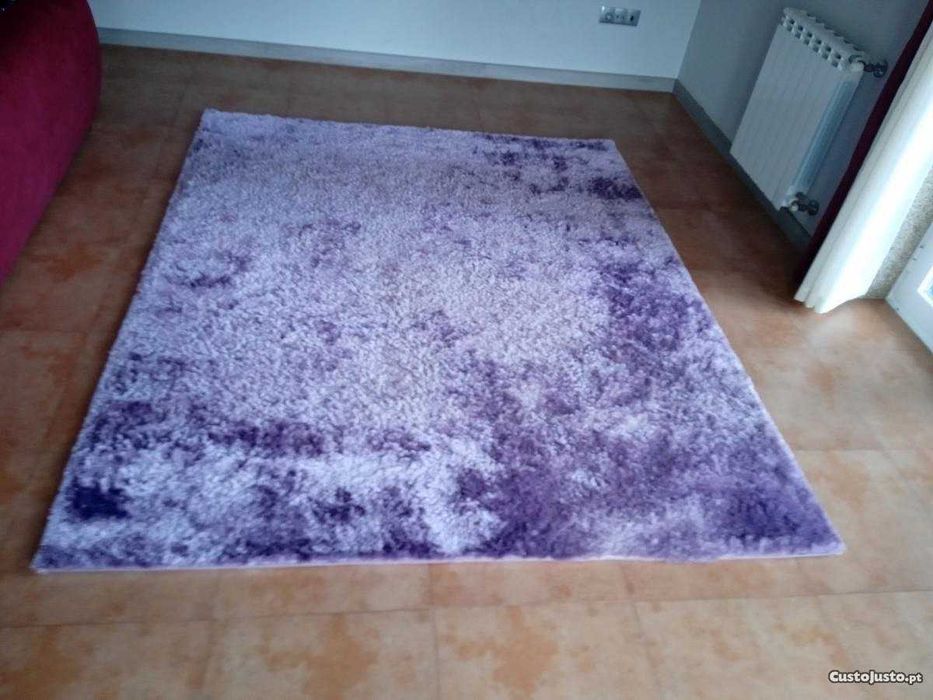 Carpetes duas pretas, duas Lilás, são de pelo e têm brilhantes, novas