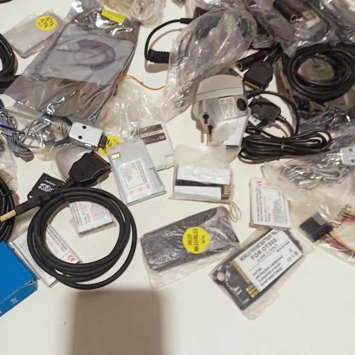 Zestaw kultowych ładowarek,kabli,baterii do telefonów itp.