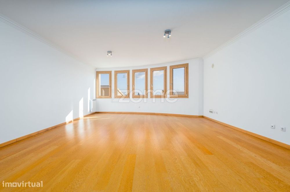 Apartamento T4 no Arneiro | Vista mar, 2 Suites e Estacionamento