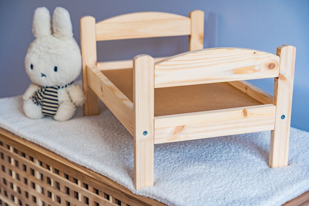 Cama de madeira para bonecas ou animais / Wooden bed for pets or dolls