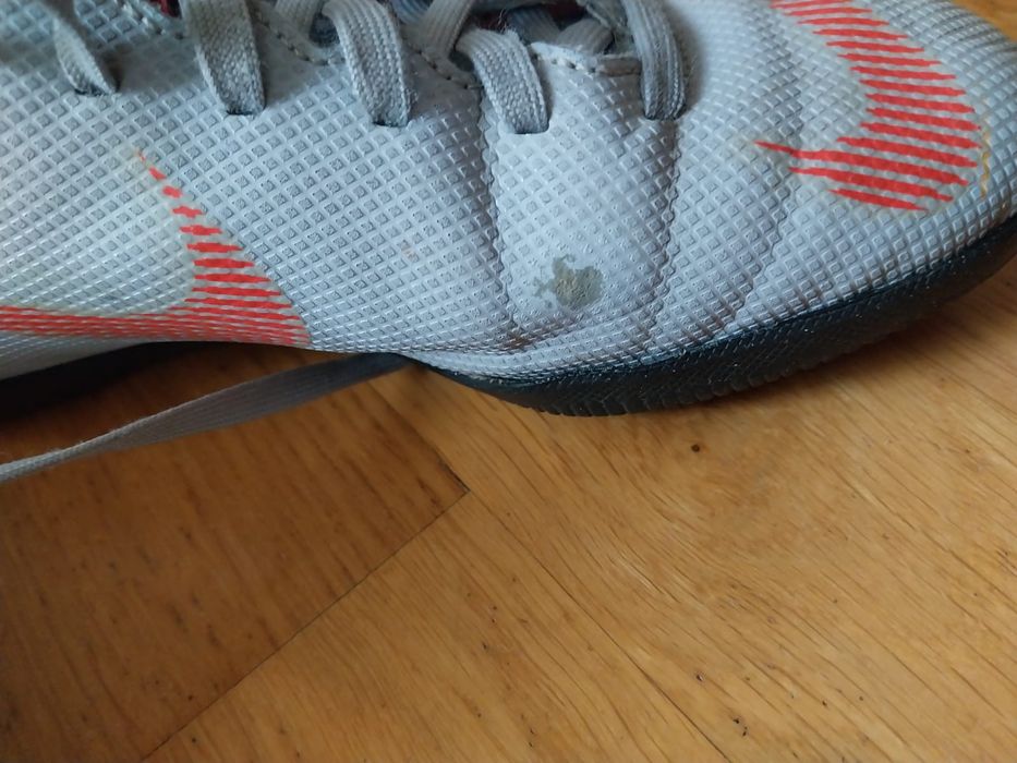 Sprzedam buty piłkarskie halówki nike rozm.34