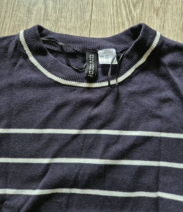 Granatowy sweter z wiskozy w paski