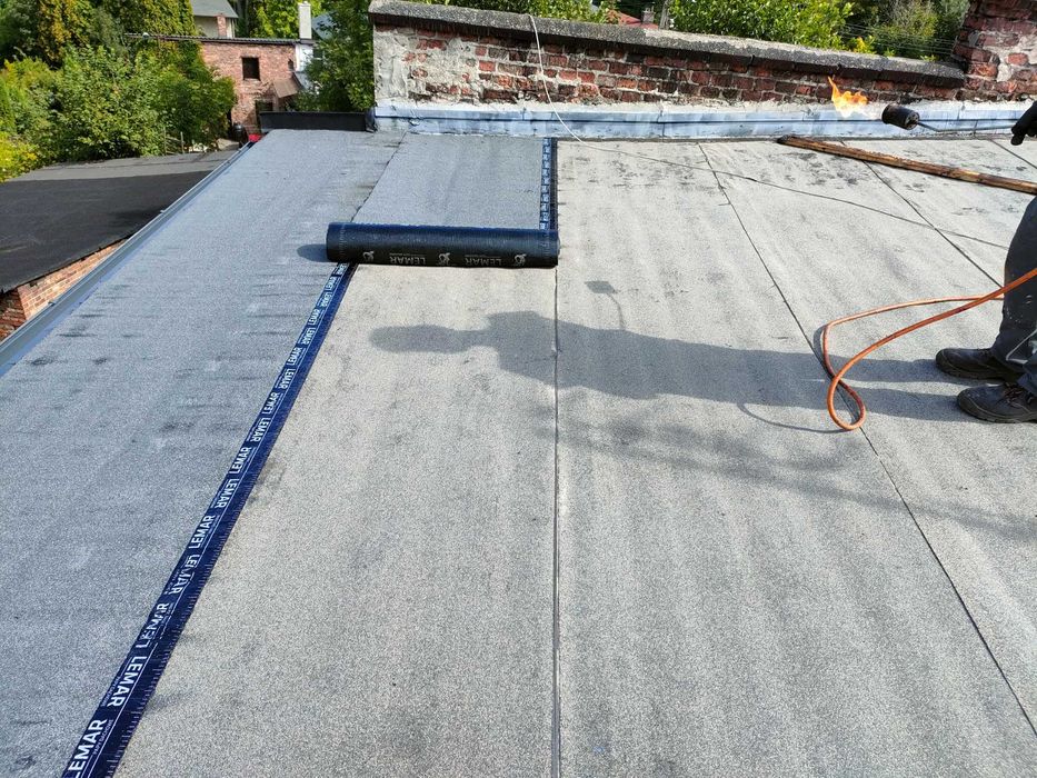 Naprawy przecieków dachu, kominów, po kunie, budowa i remonty dachu