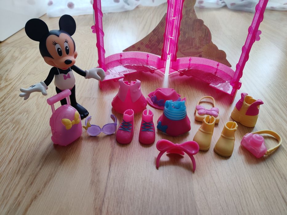 Boneca Minnie articulada com roupa e acessórios (tema viagem)