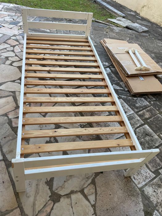 Cama branca ikea para desocupar