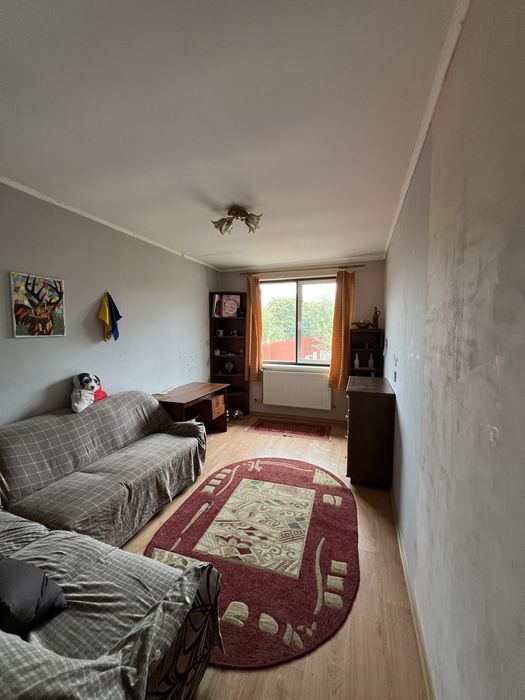 Продаж двох будинків у одному дворі.