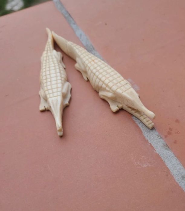Esculturas decorativas de crocodilos cor marfim