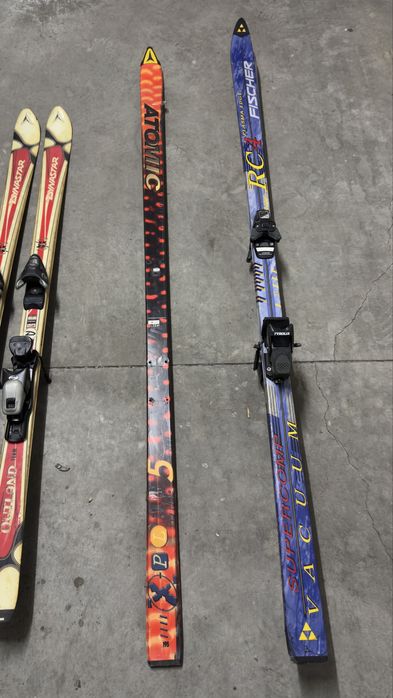 Pares de ski variados