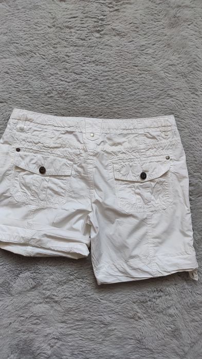 Białe spodenki szorty cargo