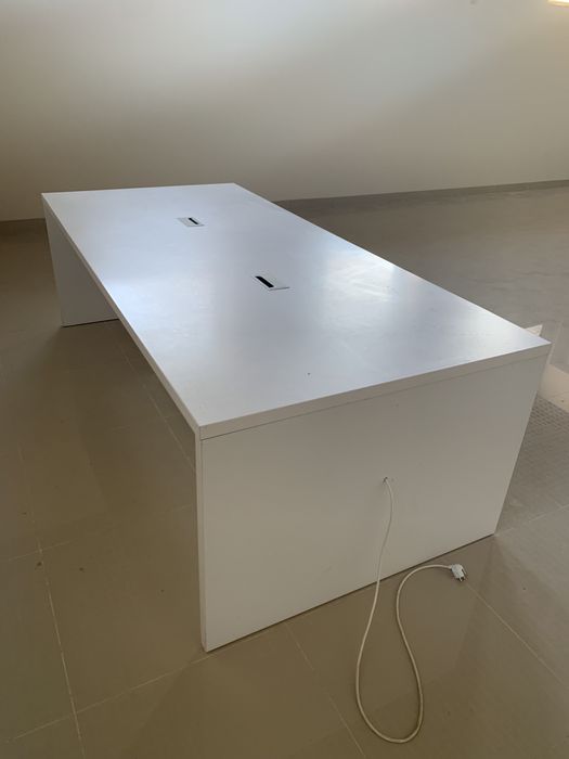 Стіл на 6 робочих місць з розетками