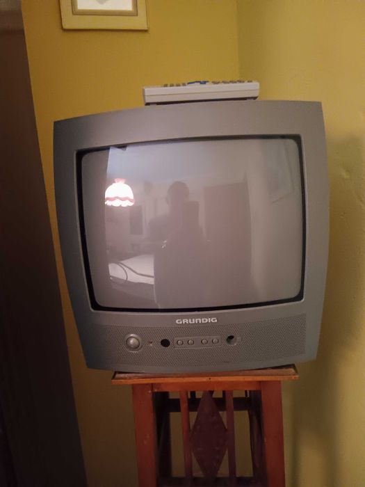 Duas televisões antigas a funcionar