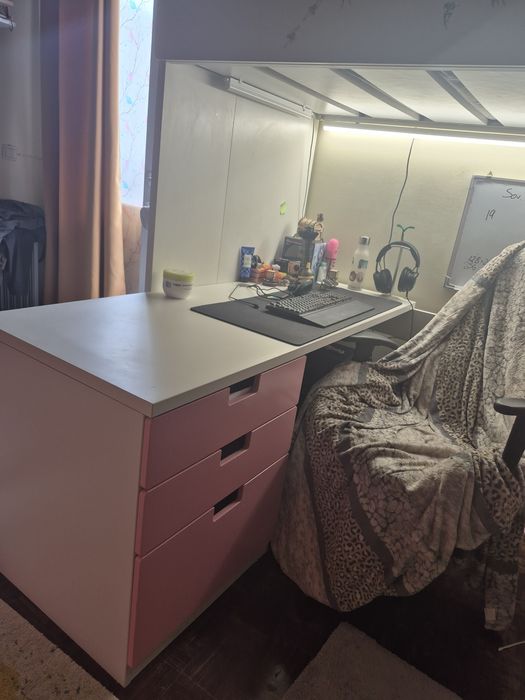 Cama beliche com secretaria por baixo