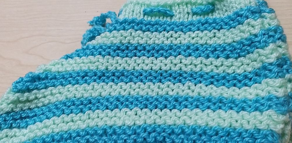 Botas às risquinhas azuis.