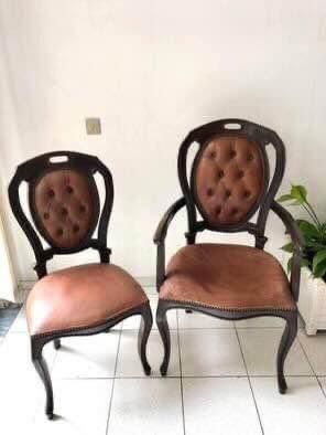 Fautaile e Cadeira, ao estilo romântico, em mogno, estofado a pele