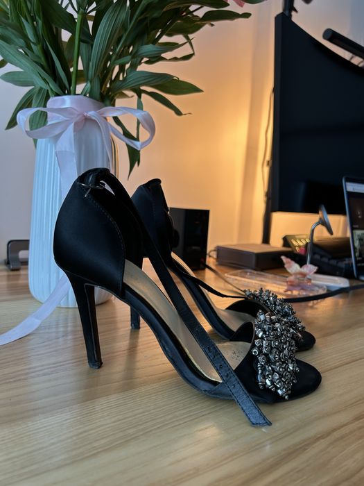 Босоніжки на каблуку